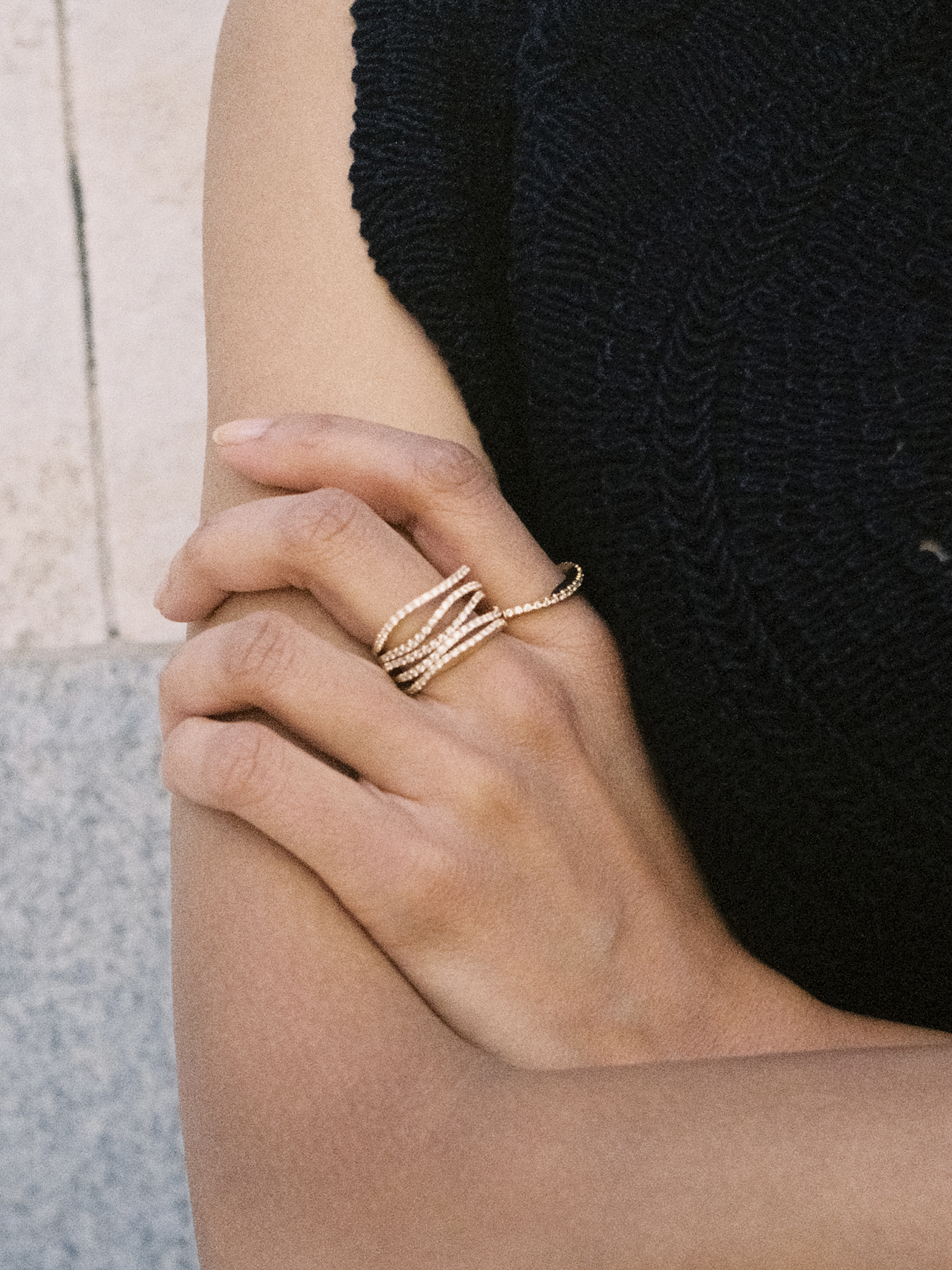 Waves ring in 18k yellow gold with 0,21ct diamond